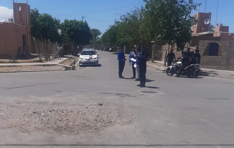 Violento operativo en el barrio Teresa de Calcuta: un policía terminó herido tras la detención de un prófugo
