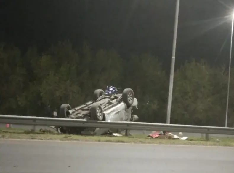 Volcó un automóvil en Ruta 40 y General Acha y sus ocupantes resultaron ilesos