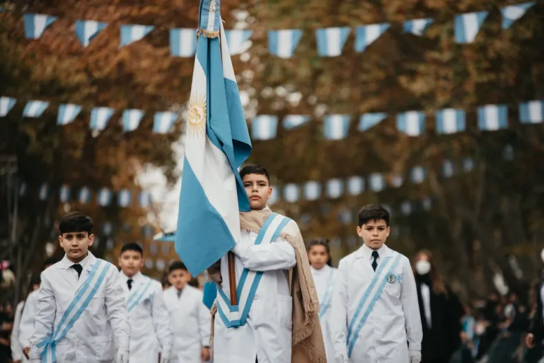 El tradicional desfile del 25 de Mayo vuelve a Av. Ignacio de la Roza: participarán 2 mil alumnos