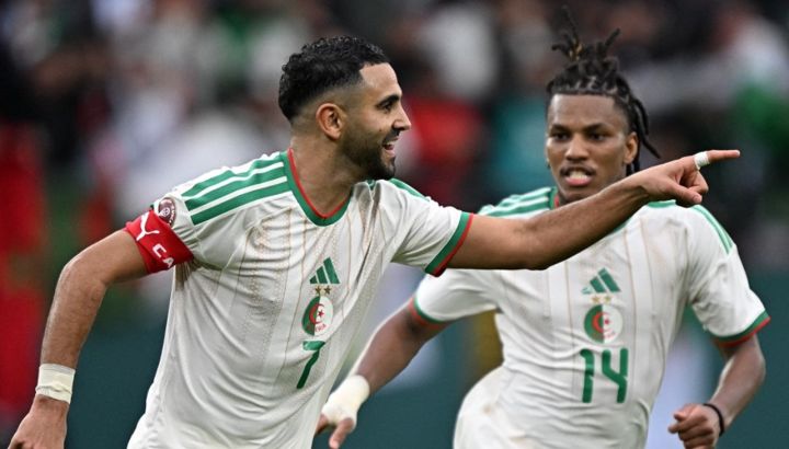 riyad mahrez celebrando un gol con la seleccion de argelia 2159233