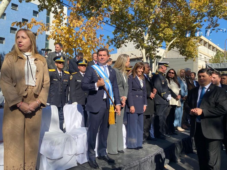Orrego llamó a fortalecer la educación y mantener viva la memoria histórica en el Día de la Patria