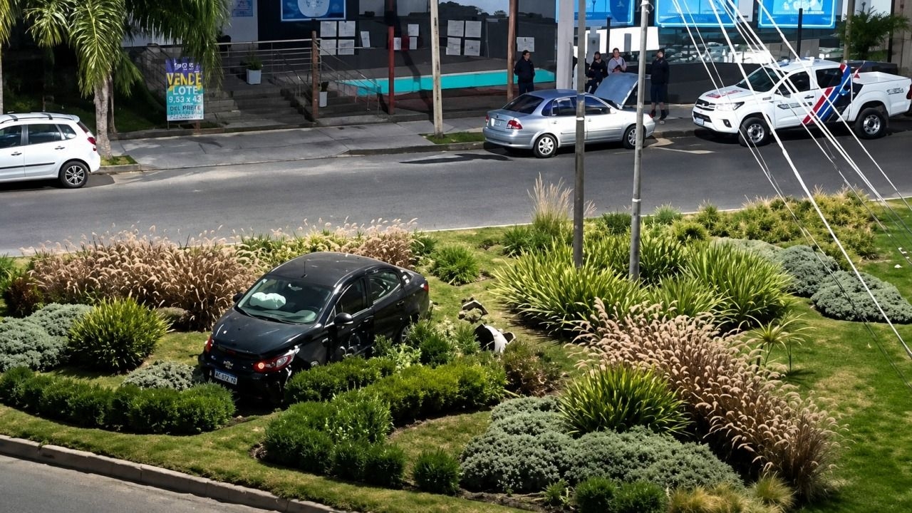 Violento choque en Circunvalación: dos autos terminaron con severos daños y analizan si hubo alcohol involucrado