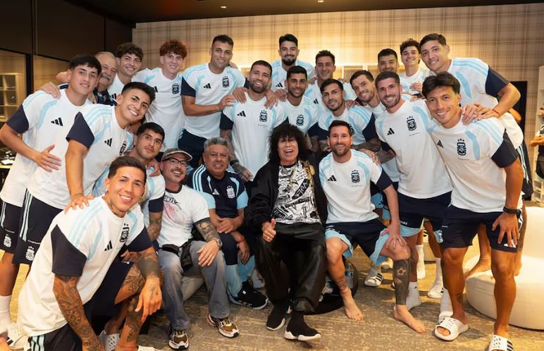 La Mona Jiménez visitó al plantel y grabó video con Messi