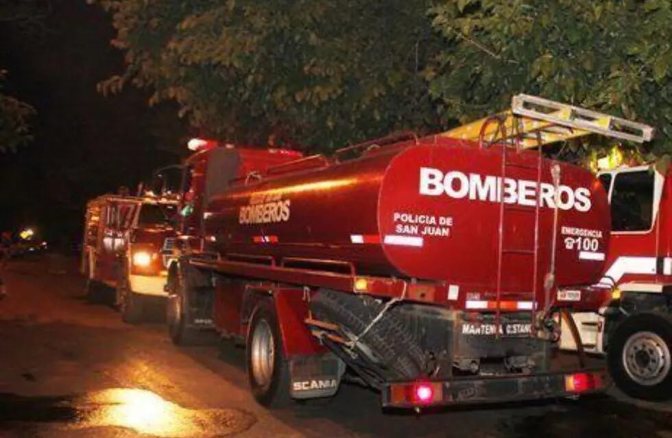 Voraz incendio destruyó una camioneta de la Policía Federal en Pocito