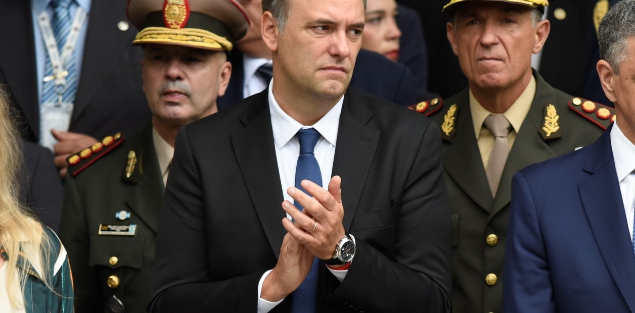 El senador Olivera quedó en el centro de la caída de Adorni