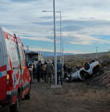 Ullum: rescatan a conductora tras volcar su auto