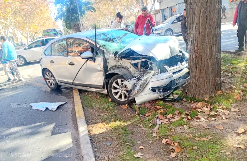 Violento choque entre un auto y un colectivo en una esquina con semáforos en pleno centro