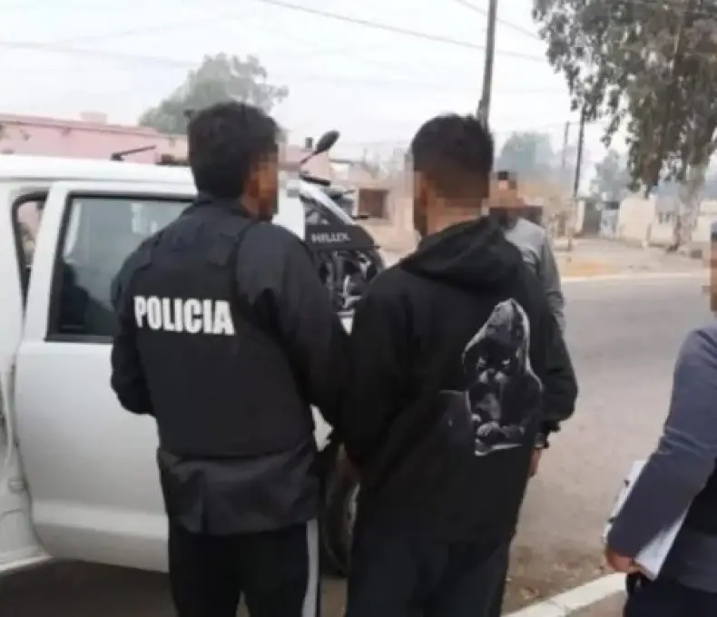 Detienen a sospechoso de un asalto a mano armada, con más de un kilo de marihuana y una moto robada