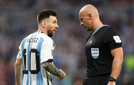 El árbitro de la gloriosa final de Qatar dirigirá el debut de Argentina ante Argelia