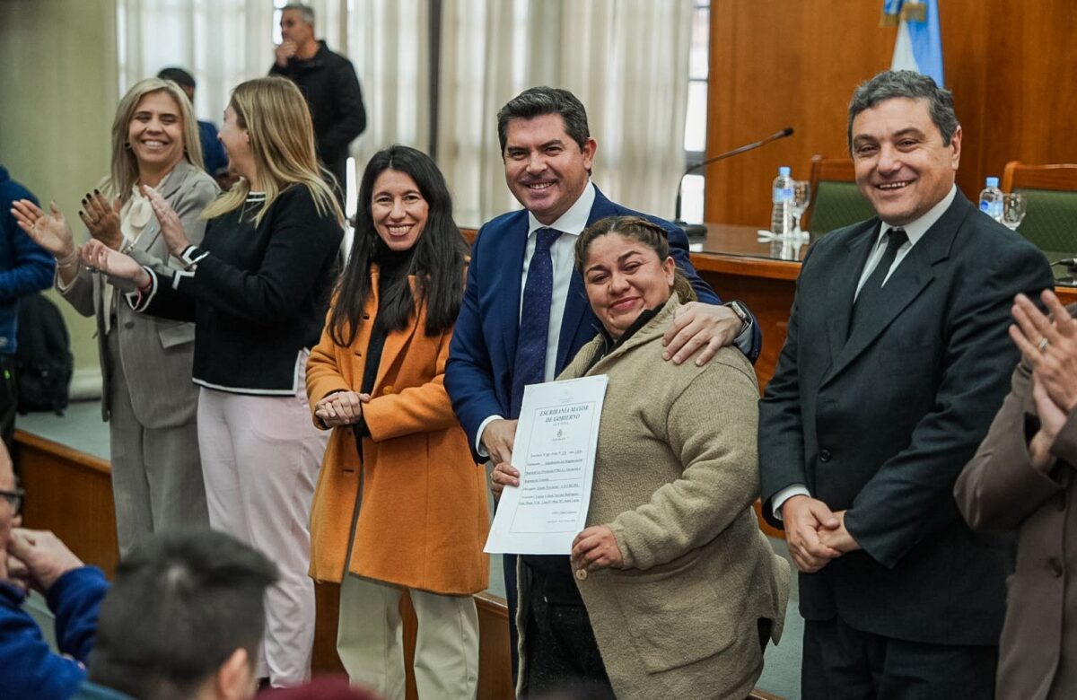 Entregan 118 escrituras de barrios de distintos departamentos