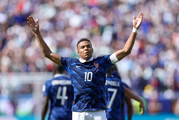 Mbappé convirtió un doblete ante Senegal y superó a Messi en Mundiales