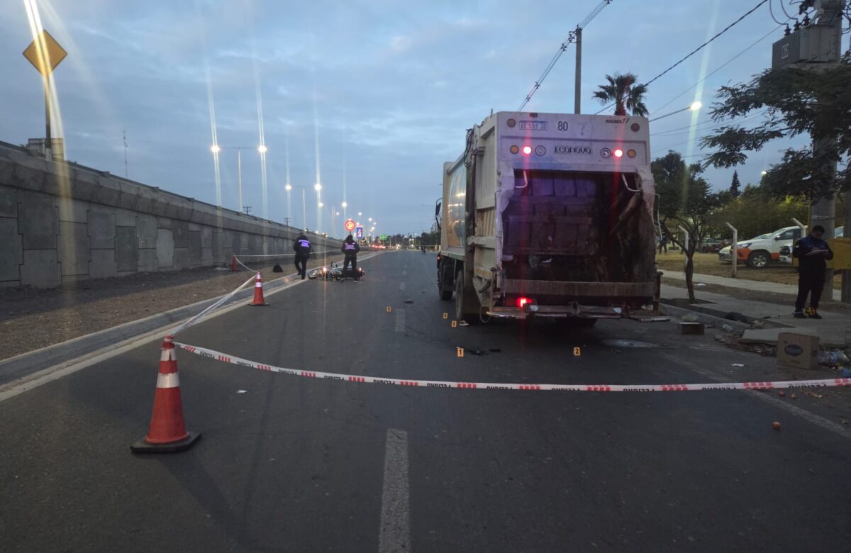 Violento choque entre un camión recolector y una motociclista en Ruta 40: la víctima es personal policial