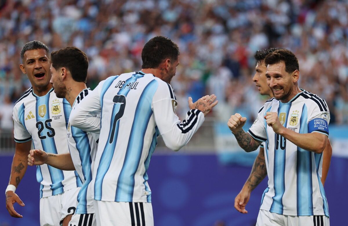 Con un hat-trick histórico de Messi, Argentina goleó 3-0 a Argelia