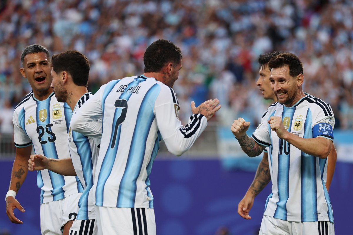 Con un hat-trick histórico de Messi, Argentina goleó 3-0 a Argelia