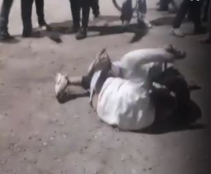 Vergonzoso: a las piñas y patadas, alumnas a la salida de la escuela en Rivadavia