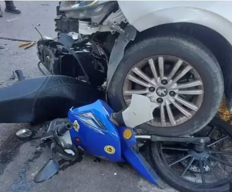 Motorista en grave estado, le amputaron un dedo tras ser embestida por un auto