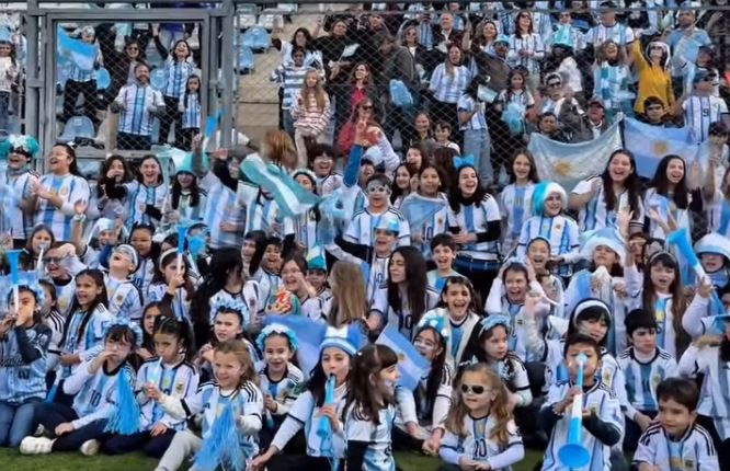 Los «Gilgueritos» de la UNSJ alientan a la Selección Argentina, por una cuarta estrella
