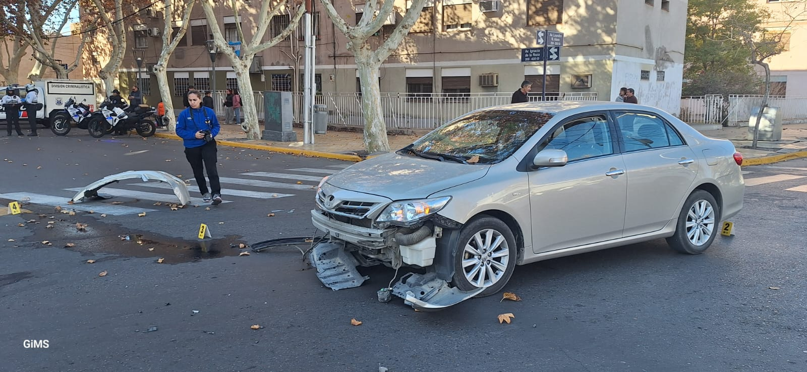 Grave choque entre una moto y un automóvil en una concurrida rotonda del centro