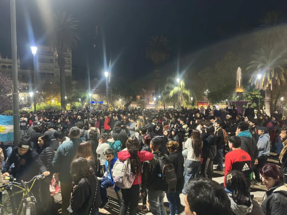 Emotiva despedida al Indio Solari en San Juan: cientos de fanáticos se reunieron en la Plaza 25 de Mayo
