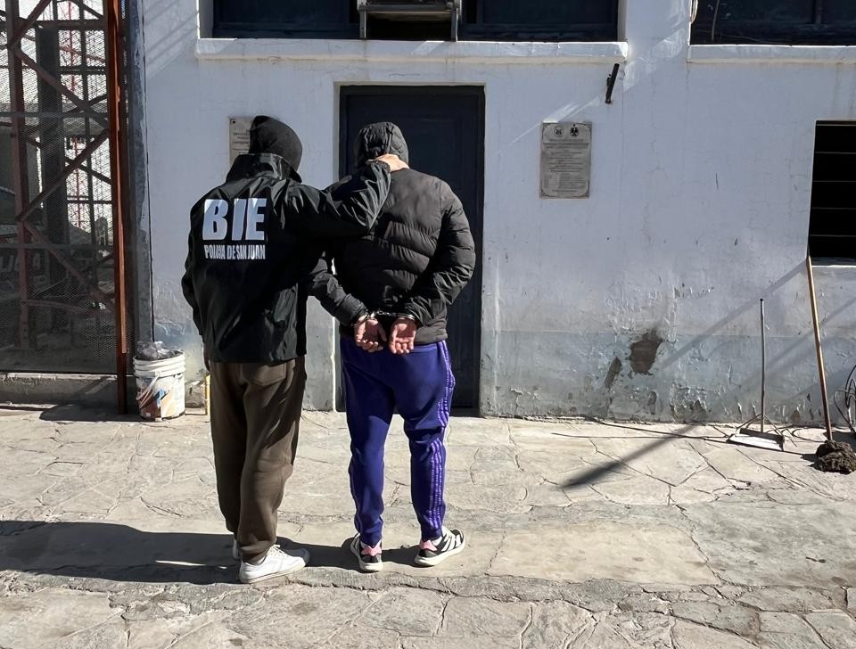 Detenido al intentar apoderarse del arma de un policía en procedimiento
