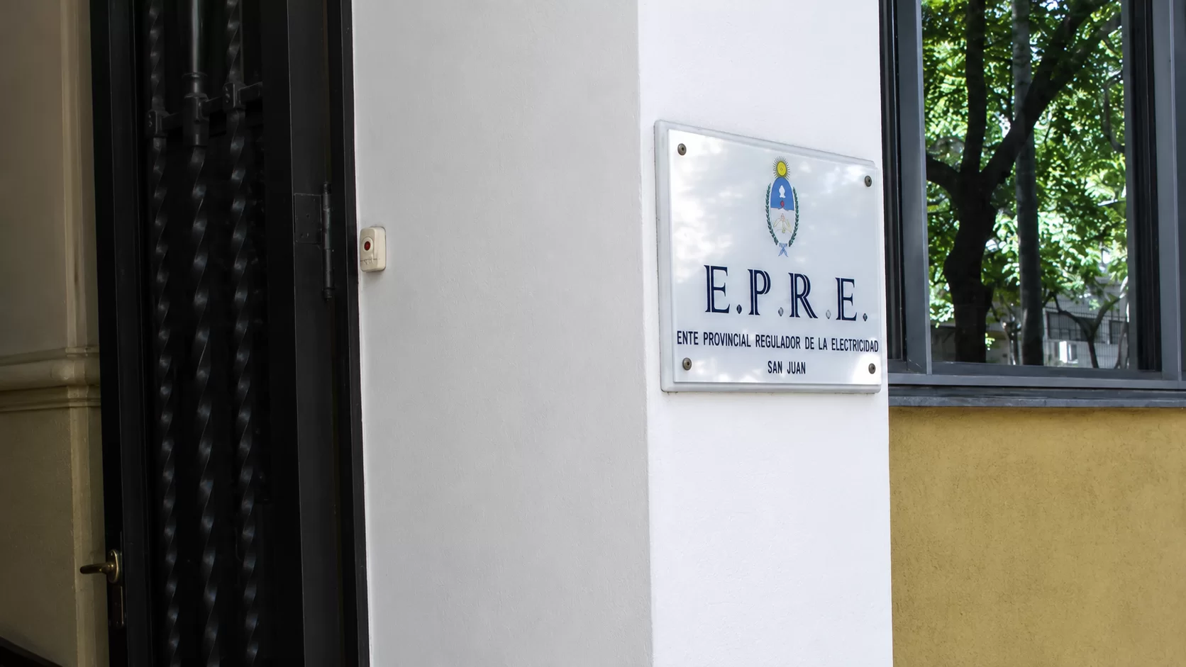 El EPRE confirmó que el fuerte viento dejó más de 80 mil suministros eléctricos afectados
