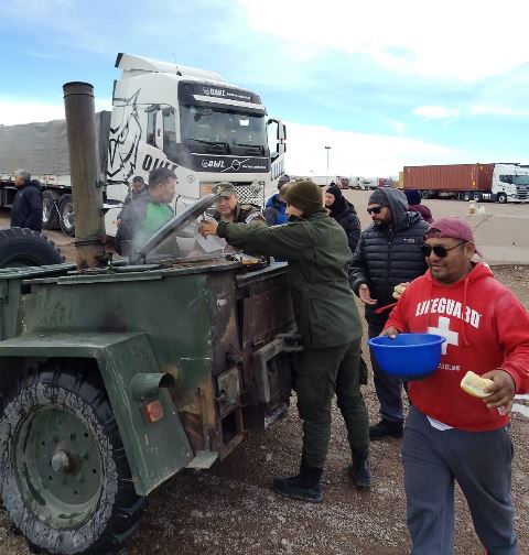 Gendarmería continúa asistiendo a camioneros varados por el temporal