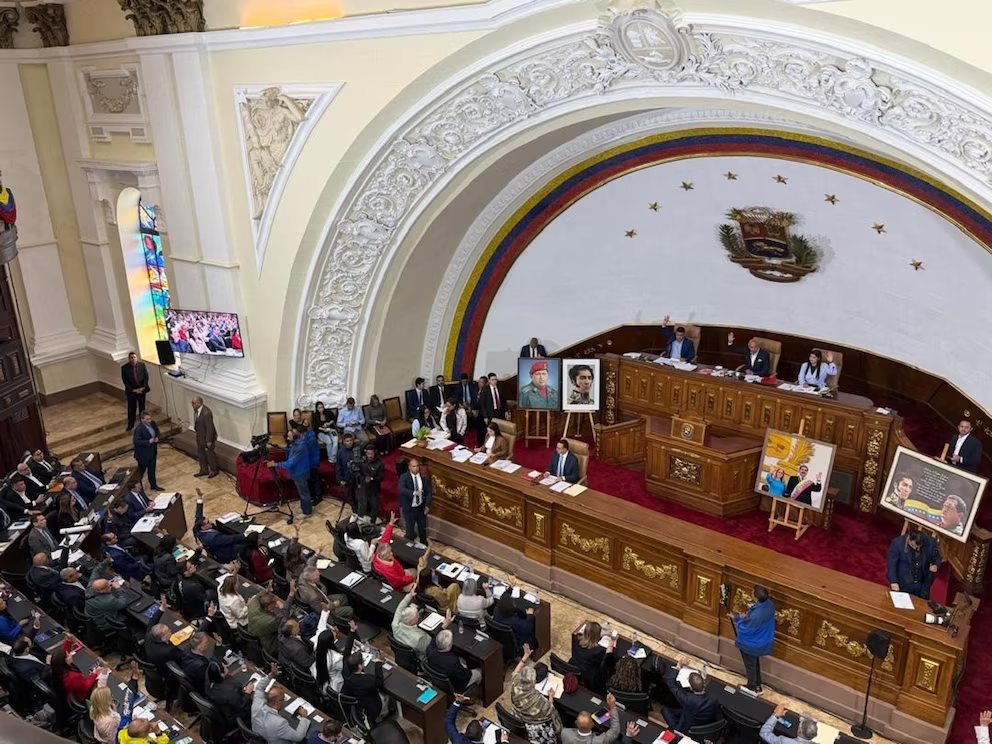 Oposición venezolana y el chavismo anuncian que el regreso a la democracia se iniciará el 1 de agosto