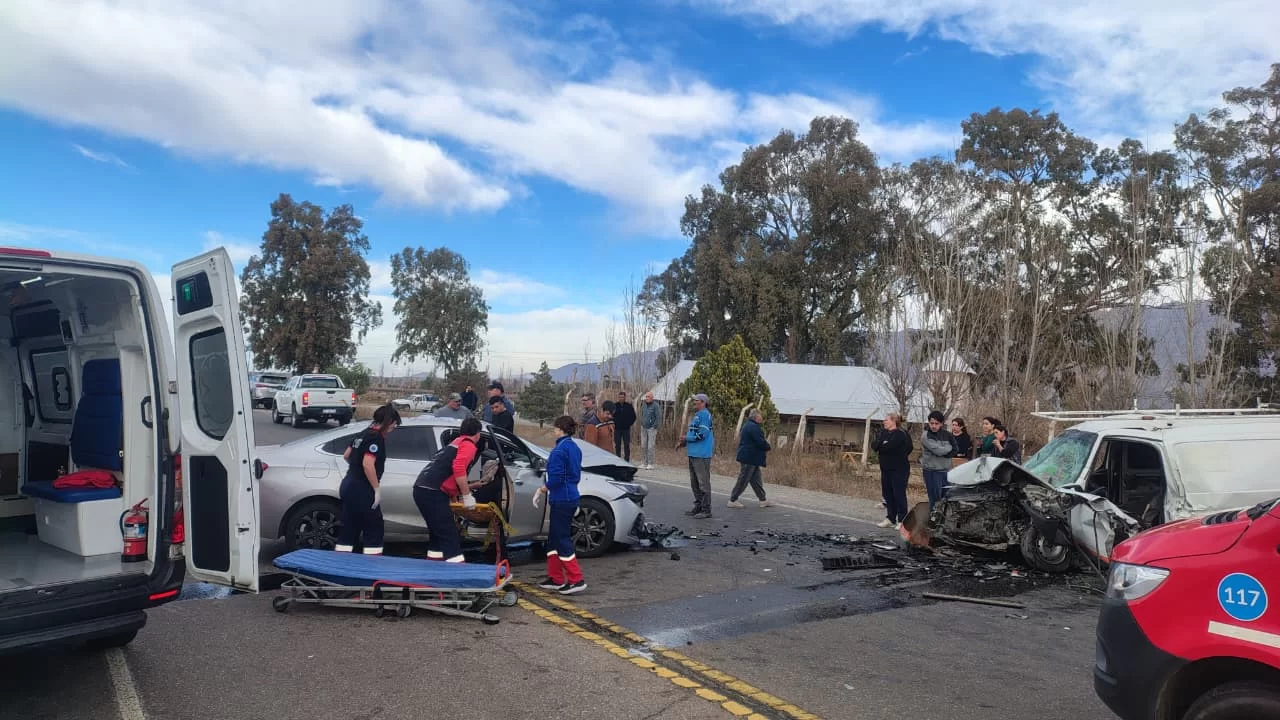 Choque frontal en Ruta 40: identificaron a los conductores y tres personas fueron hospitalizadas