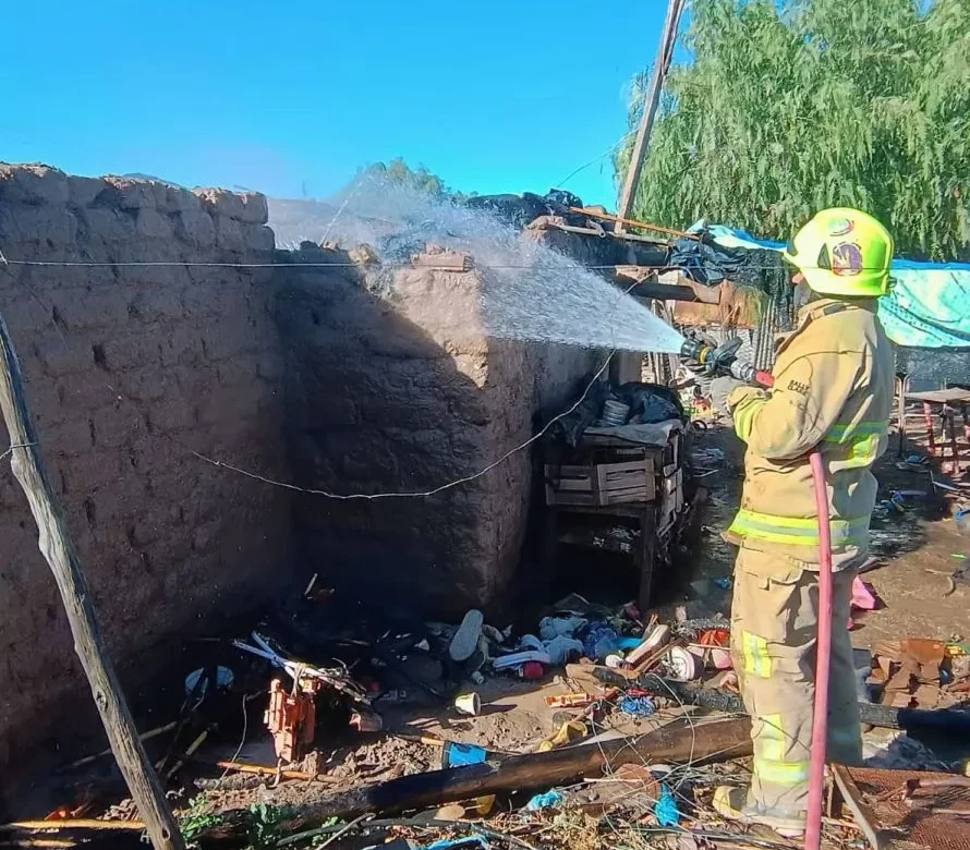 Un incendio arrasó una vivienda en Santa Lucía y una familia logró salir ilesa