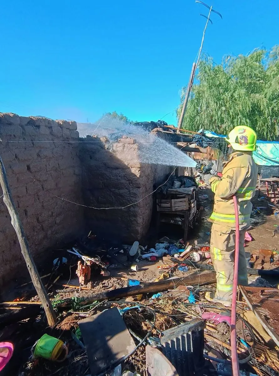 Un incendio arrasó una vivienda en Santa Lucía y una familia logró salir ilesa