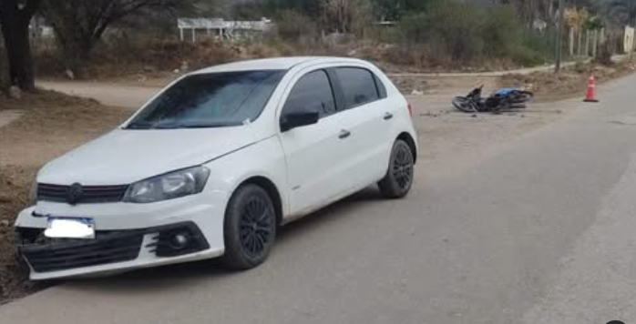Dos mujeres en moto terminaron heridas al chocar con auto en Valle Fértil