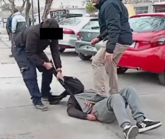 Capital: vecinos redujeron a presunto  delincuente