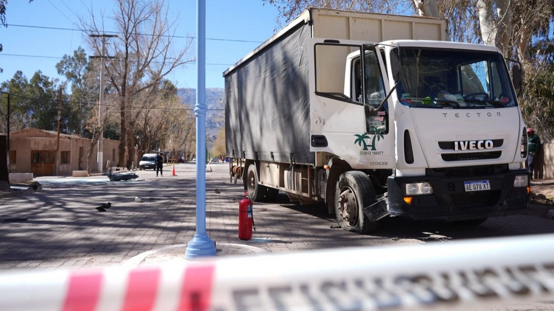 Tragedia en Calingasta: murió un trabajador municipal tras impactar con su moto contra un camión