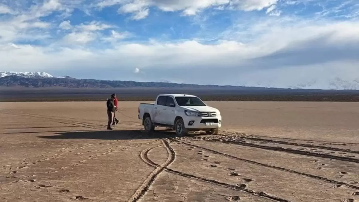 La camioneta seguirá meses en la Pampa del Leoncito y la Justicia espera medir el daño