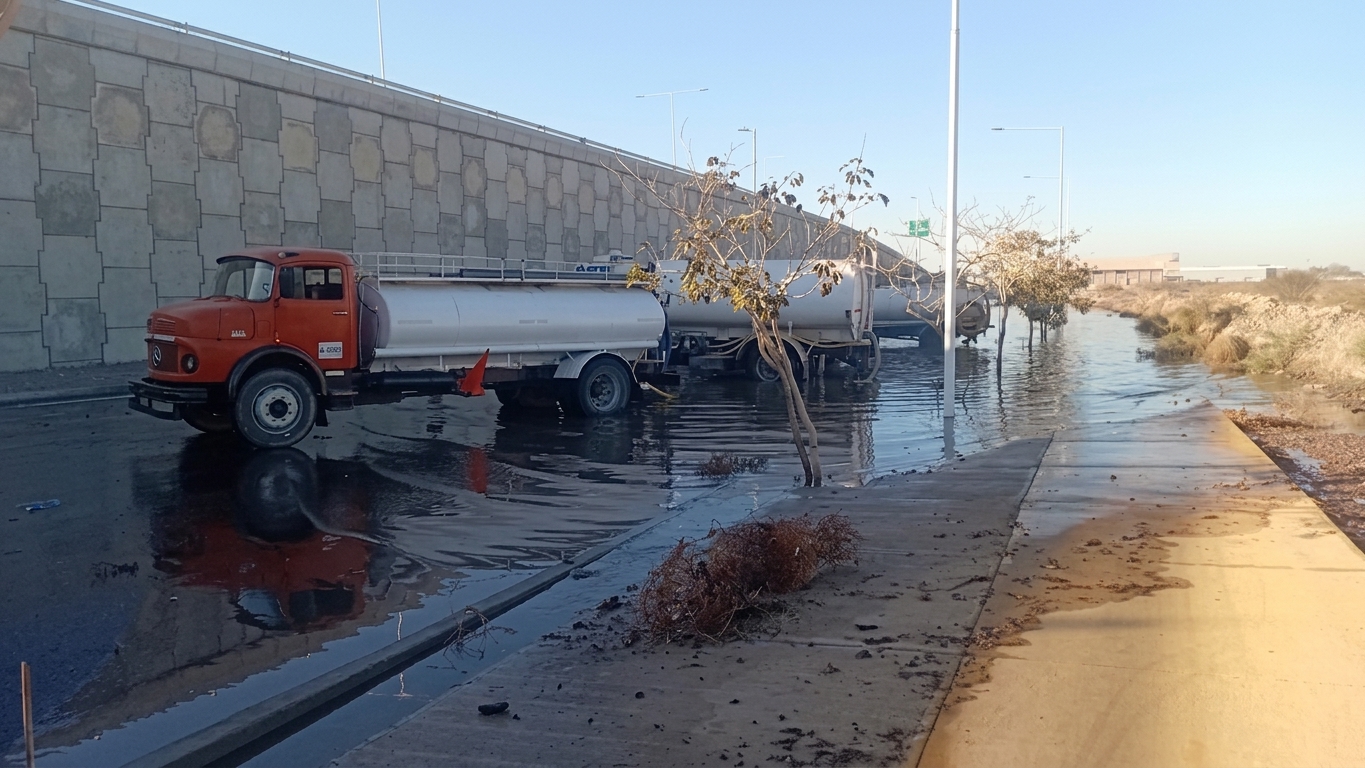 Un gran desborde de un canal complicó la circulación en la Ruta 40 en Chimbas
