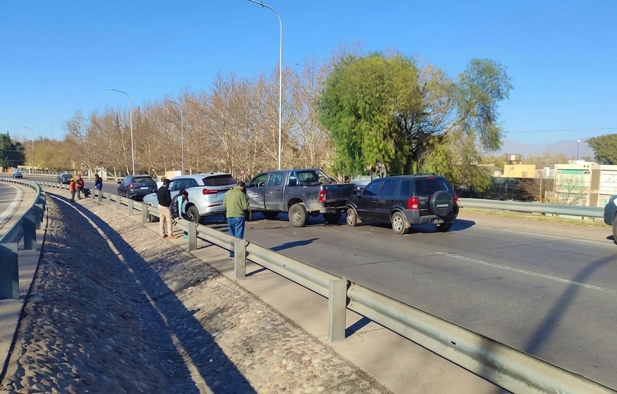 Choque en cadena en Avenida de Circunvalación, involucró a un ex intendente de la Capital