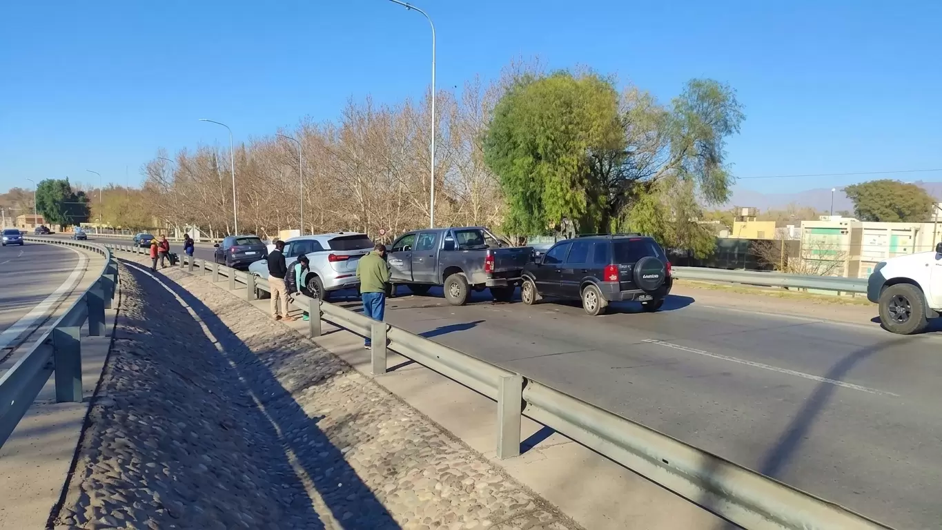 Choque en cadena en Avenida de Circunvalación, involucró a un ex intendente de la Capital