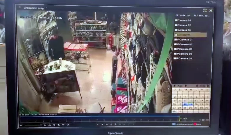 En 10 segundos, le roban un teléfono de alta gama a un comerciante senegalés en Rawson