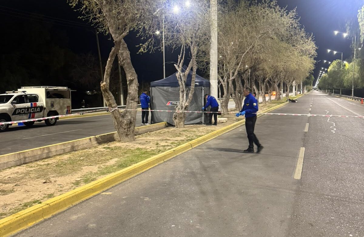 Investigan si consumió alcohol o sustancias el joven que murió al caer de su moto en Rivadavia