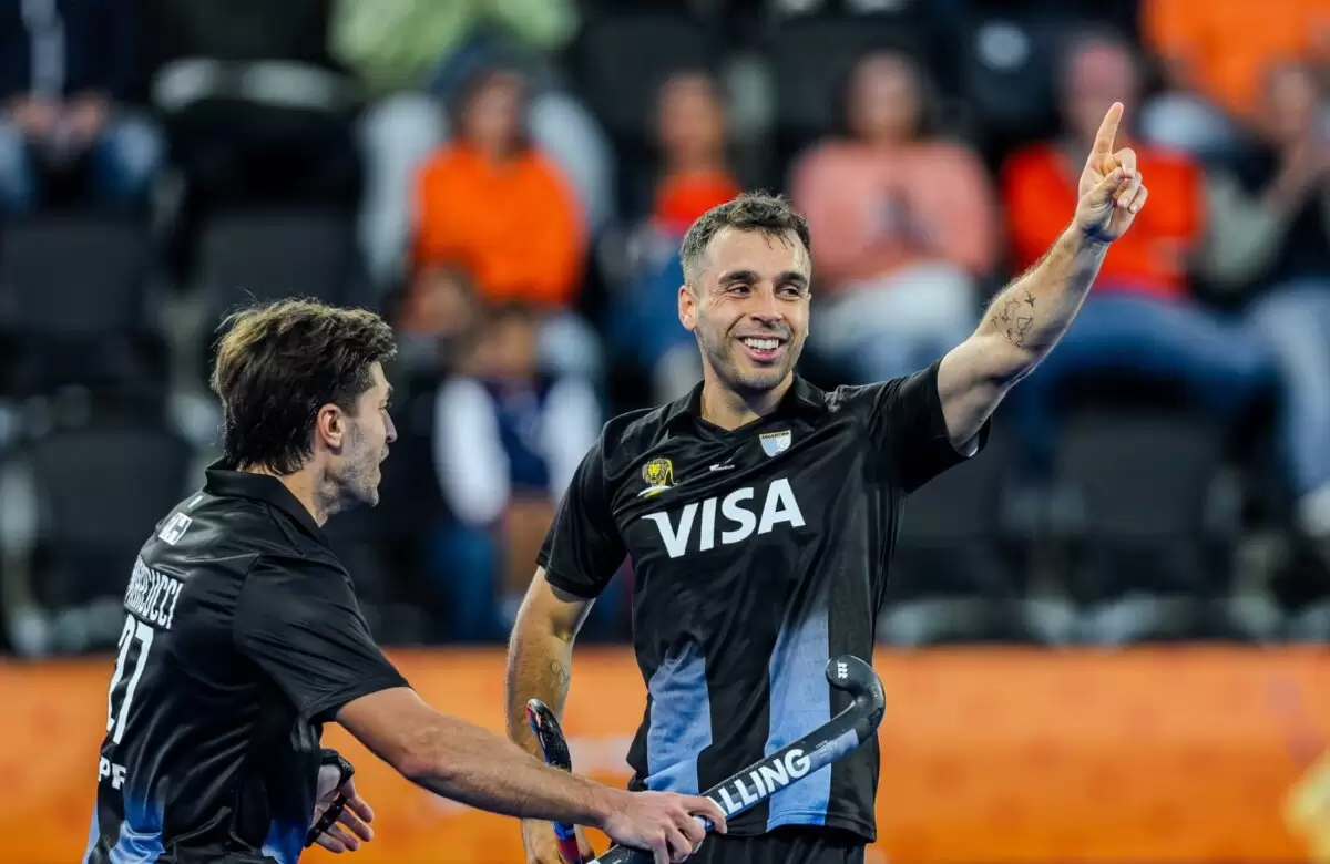 Los Leones vencieron a Inglaterra con un triplete de Tomás Domene y se acercan a las semifinales