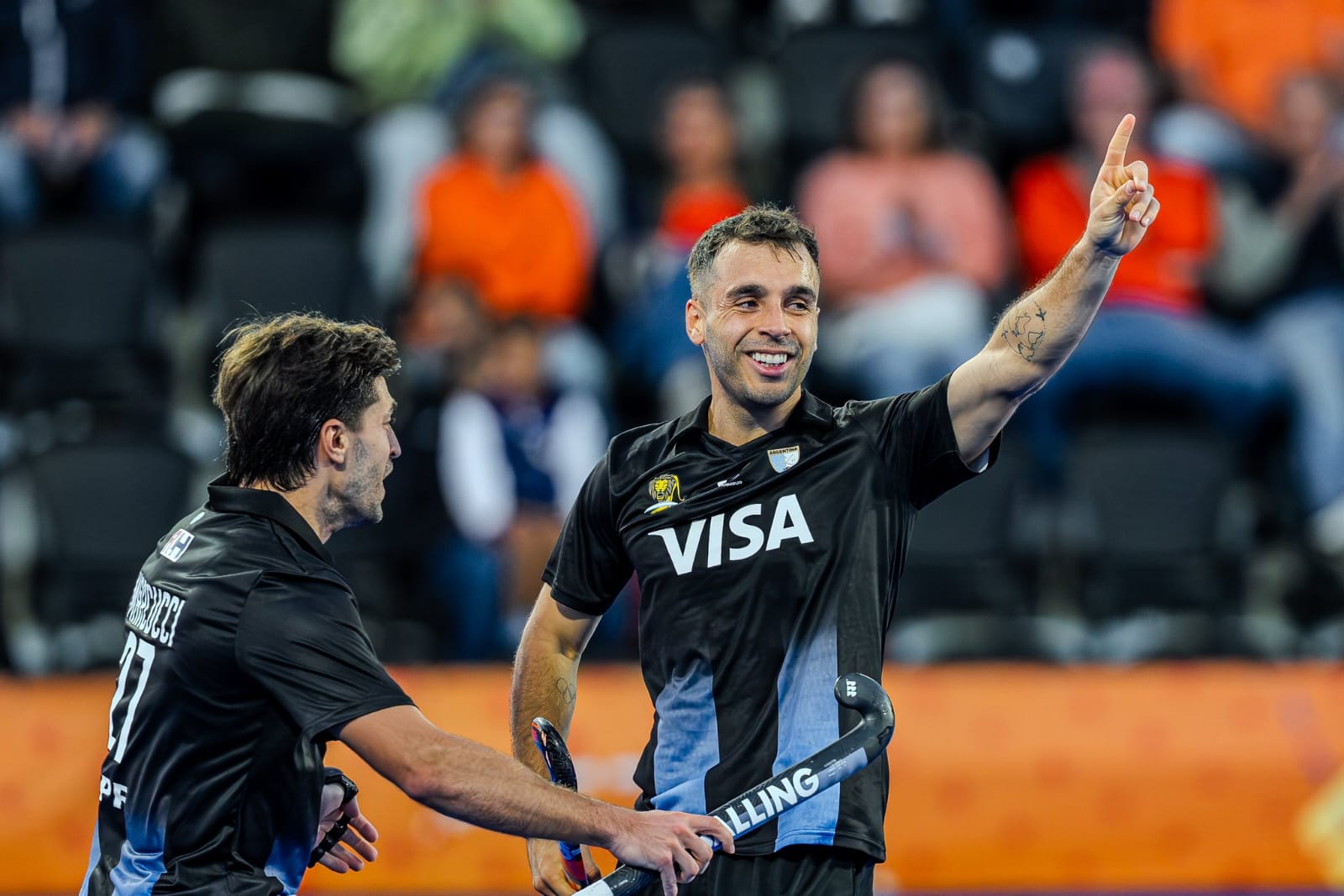 Los Leones vencieron a Inglaterra con un triplete de Tomás Domene y se acercan a las semifinales