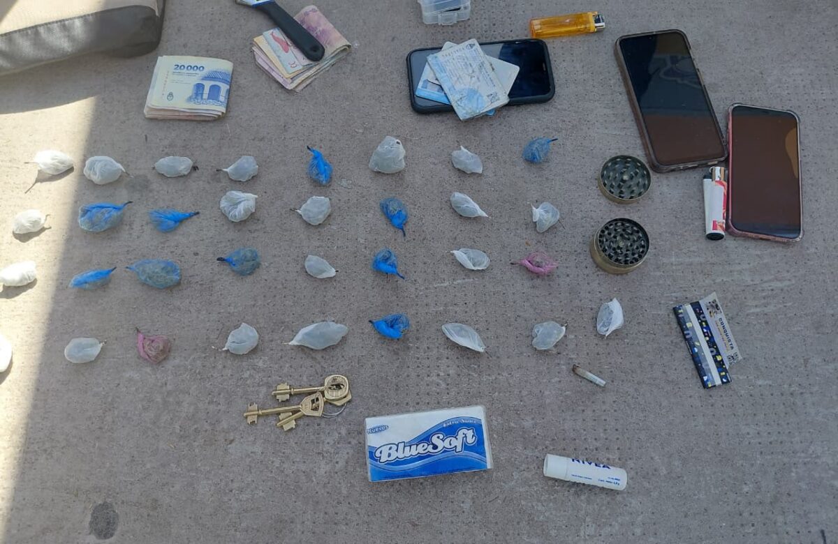 Detenidos fumando un «porro» y  con 33 envoltorios de marihuana