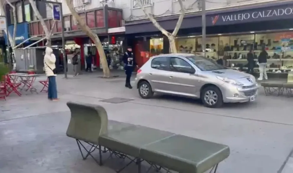 Un auto circuló por plena peatonal ante la pasividad policial