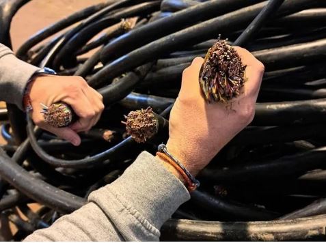 Chimbas: tiene 13 años fue aprendido robando cables con otro de 16 años y un mayor