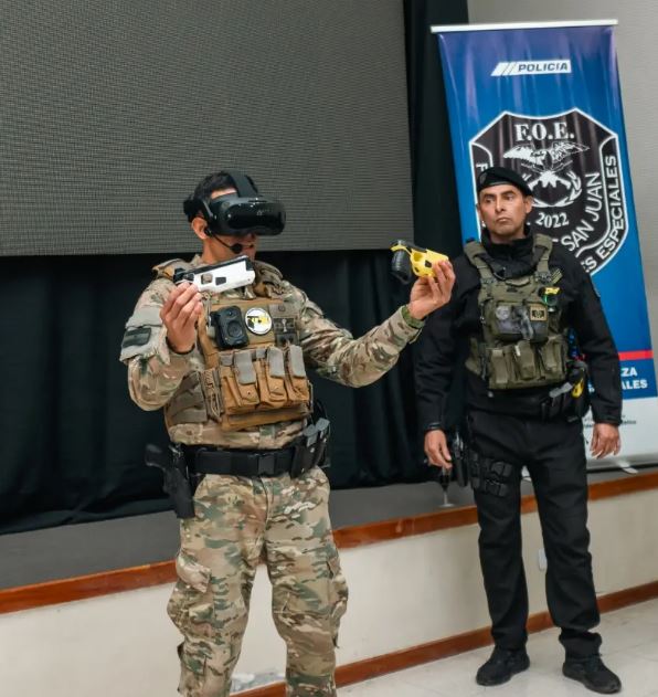  Capacitan a 120 policías en el uso de Taser con simuladores de realidad virtual