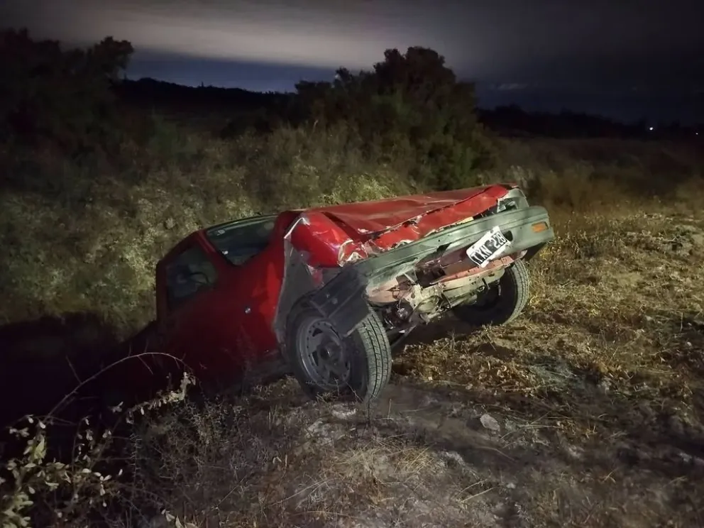 Fuerte choque frontal entre dos camionetas en Angaco: una terminó dentro de una zanja