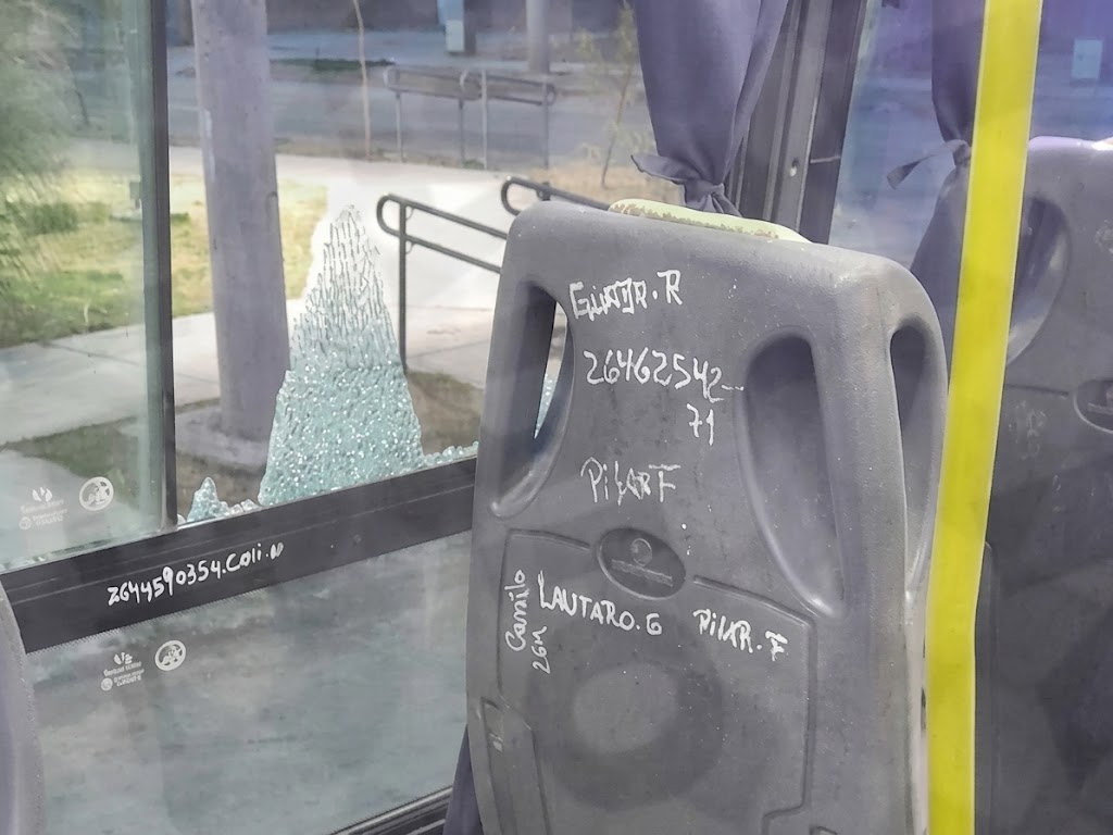 Ataque a piedrazos contra un colectivo en San Martín: una joven resultó herida
