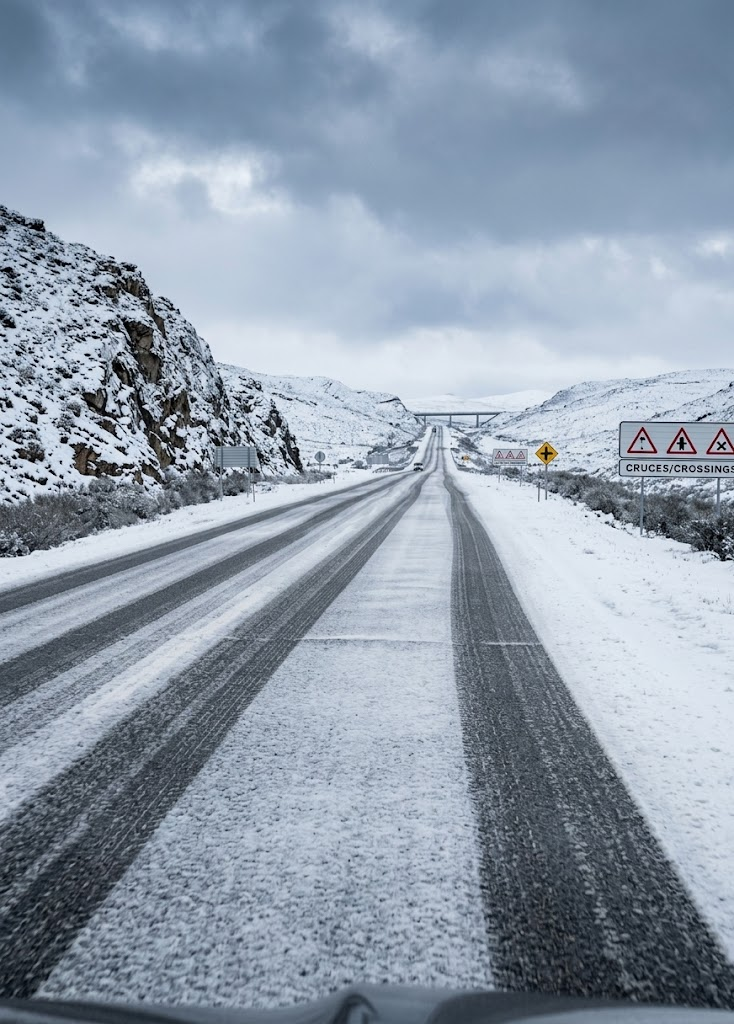 Familias asistidas por filtraciones y un camión varado, tras la nevada en Iglesia