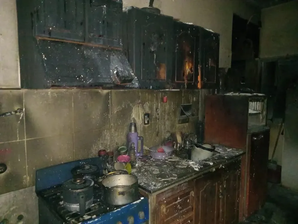 Incendio en Angaco: dos personas resultaron gravemente heridas y la vivienda quedó destruida