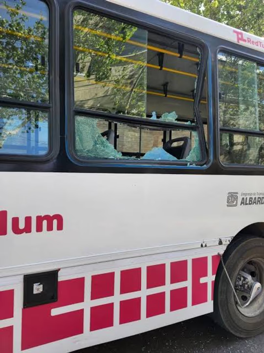 Atacaron a piedrazos a un colectivo y una pasajera terminó herida en San Juan